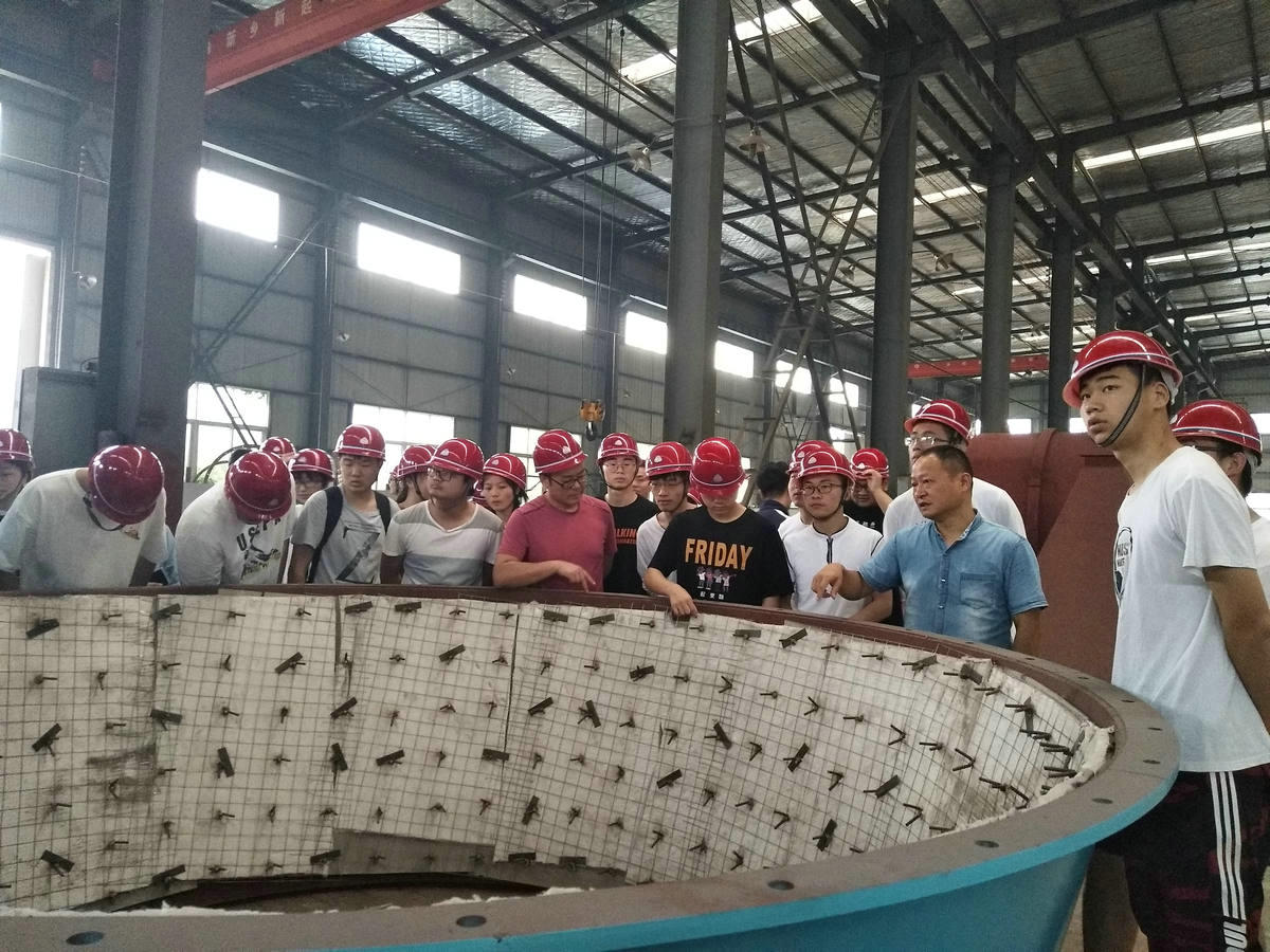 高校大學(xué)生來(lái)公司參觀(guān)學(xué)習